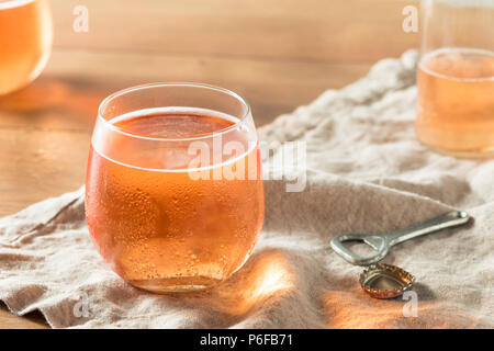 Alkoholfreien Sekt Rose Apfelwein in einem Glas Stockfoto