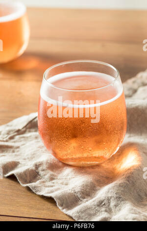 Alkoholfreien Sekt Rose Apfelwein in einem Glas Stockfoto