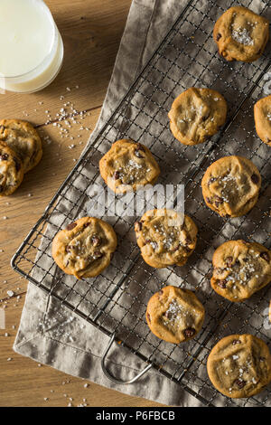 Hausgemachte Meersalz Chocolate Chip Cookies bereit zu Essen Stockfoto