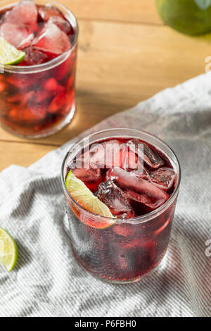 Alkoholische Rotwein und Cola Cocktail mit Kalk Stockfoto