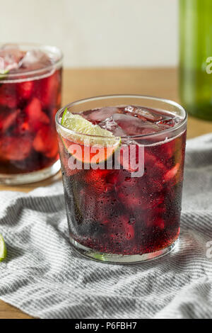 Alkoholische Rotwein und Cola Cocktail mit Kalk Stockfoto