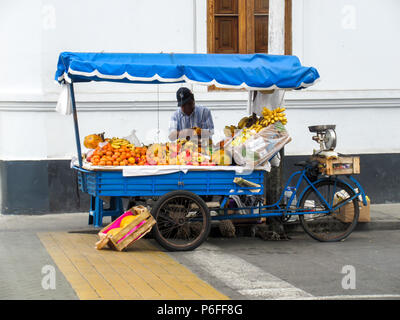 Früchte Straßenhändler in El Callao, Lima, Peru Stockfoto