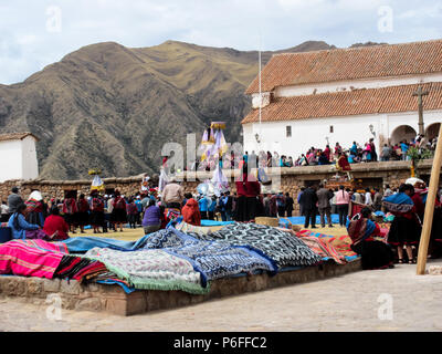 Die Leute von Chinchero erfassen in einem Plaza in der Nähe der Kirche während der traditionellen religiösen Fest. Stockfoto