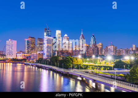 Philadelphia, Pennsylvania, PA, USA. 8-23-17: Philadelphia Skyline bei Nacht mit Reflexion in den Fluss. Stockfoto