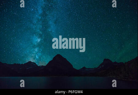 Swiftcurrent Lake bei Nacht mit Stern in Many Glacier, Montana Glacier National Park, Montana, USA. Stockfoto