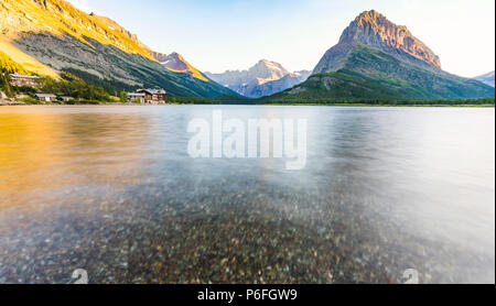 Wunderschöne Landschaft am Swiftcurrent Lake bei Sonnenaufgang in Many Glacier, Montana Glacier National Park, Montana, USA. Stockfoto