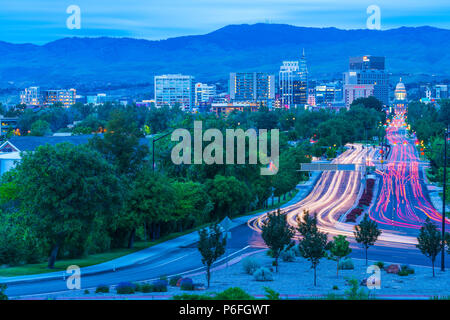 Boise, Idaho, USA 2017/06/15: Boise Stadtbild bei Nacht mit Ampel. Stockfoto