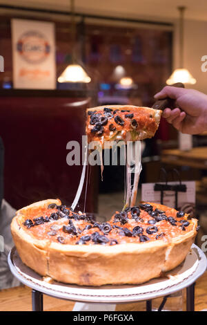 Vegetarische Deep Dish Chicago Pizza, die Spezialität von Chicago City Stockfoto