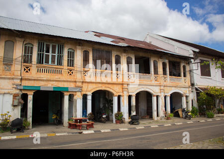 Alte Oberst französischen Stil roll Häuser in Savannaket, Laos auf der sonnigen Tag Stockfoto