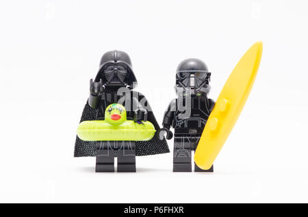 Darth Vader tragen schwimmende Ente und dem Tod trooper Holding eine Surf Board. Lego Minifiguren sind von der Lego Gruppe hergestellt. Stockfoto