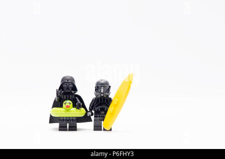 Darth Vader tragen schwimmende Ente und dem Tod trooper Holding eine Surf Board. Lego Minifiguren sind von der Lego Gruppe hergestellt. Stockfoto