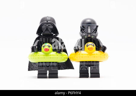 Darth Vader und Tod trooper tragen eine schwimmende Ente. Lego Minifiguren sind von der Lego Gruppe hergestellt. Stockfoto