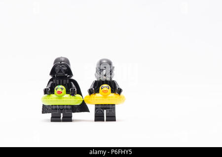 Darth Vader und Tod trooper tragen eine schwimmende Ente. Lego Minifiguren sind von der Lego Gruppe hergestellt. Stockfoto