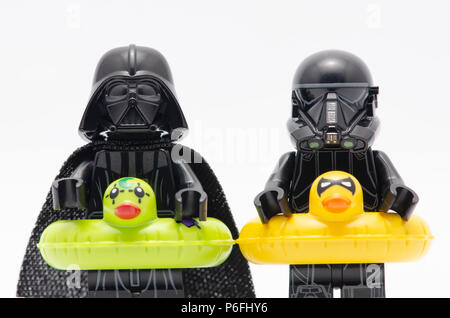 Darth Vader und Tod trooper tragen eine schwimmende Ente. Lego Minifiguren sind von der Lego Gruppe hergestellt. Stockfoto