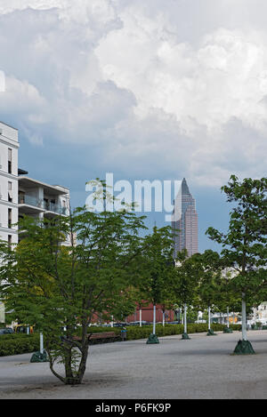 Blick vom neuen Stadtteil Europaviertel auf dem Messeturm, Frankfurt am Main, Deutschland Stockfoto