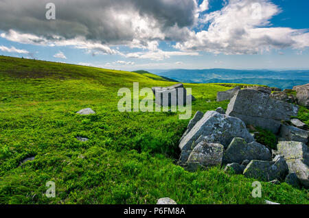 Felsbrocken auf grashängen von Runa Berg. schönen bergigen Landschaft an einem bewölkten Sommertag Stockfoto