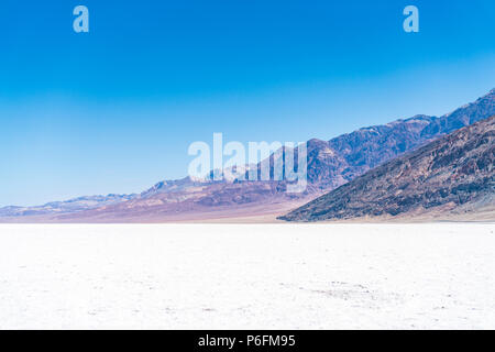 Schlechtes Wasser Becken Landschaft auf sonnigen Tag, Death Valley National Park, Kalifornien, USA. Stockfoto