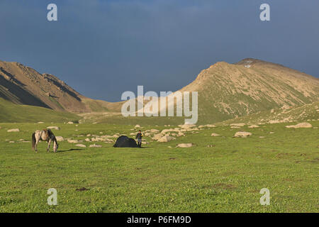 High Alpine Camp auf dem Keskenkija Trek, Jyrgalan, Kirgisistan Stockfoto