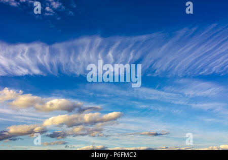 Wunderschöne Herbst blauer Himmel mit Wolken. schöne Natur Hintergrund bei schönem Wetter Stockfoto