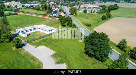 Luftaufnahme des Klubhauses eines regionalen Fußball-Club am Rande der Stadt neben einer großen Straße, Fußballplatz im Hintergrund, in der Nähe der Wol Stockfoto