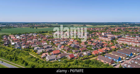 Luftaufnahme von einem Vorort am Stadtrand von Wolfsburg in Deutschland, mit Reihenhäuser, Doppelhaushälften und freistehende Häuser, mit Drone gemacht Stockfoto