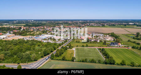 Luftaufnahme von einem Gewerbegebiet am Stadtrand von Wolfsburg, Deutschland, mit einem Fußballplatz im Vordergrund, die mit Drone Stockfoto