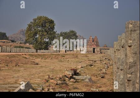 Anzeigen von Vijay Vitthala temple durch die Vitthala Basar oder Straße - Hampi, Karnataka. Stockfoto