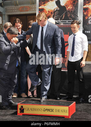 Christopher Nolan geehrt, mit Hand und Fuß drucken Zeremonie an der Chinese Theatre in Los Angeles. Die Besetzung der dunkle Ritter Batman steigt, Gary Oldman, Michael Caine, Anne Hathaway, Christian Bale, Joseph Gordon-Levitt, Morgan Freenmana Christopher Nolan 06 Veranstaltung in Hollywood Leben - Kalifornien, Red Carpet Event, USA, Filmindustrie, Prominente, Fotografie, Bestof, Kunst, Kultur und Unterhaltung, Topix prominente Mode, Besten, Hollywood Leben, Event in Hollywood Leben - Kalifornien, Film Stars, TV Stars, Musik, Promis, Topix, Bestof, Kunst, Kultur und Unterhaltung, Photogra Stockfoto