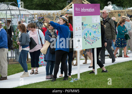 RHS Freiwillige einer großen Infotafel Karte arbeiten, zeigen, Regie & Guiding weiblichen showground Besucher-Chatsworth Flower Show, Derbyshire, Großbritannien Stockfoto