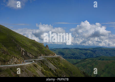 Schöne Straße 217 durch die Bayanbulok Grasland und Tian Shan, Xinjiang, China Stockfoto