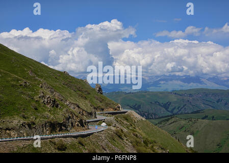 Schöne Straße 217 durch die Bayanbulok Grasland und Tian Shan, Xinjiang, China Stockfoto