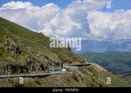 Schöne Straße 217 durch die Bayanbulok Grasland und Tian Shan, Xinjiang, China Stockfoto