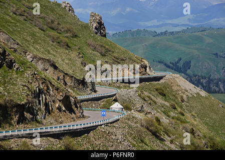 Schöne Straße 217 durch die Bayanbulok Grasland und Tian Shan, Xinjiang, China Stockfoto