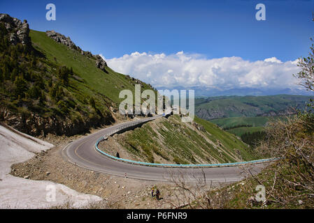 Schöne Straße 217 durch die Bayanbulok Grasland und Tian Shan, Xinjiang, China Stockfoto