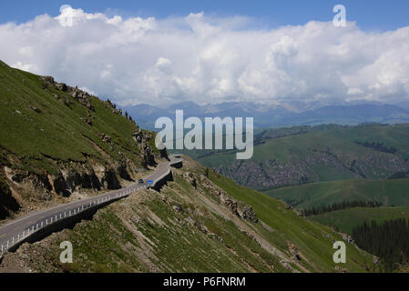 Schöne Straße 217 durch die Bayanbulok Grasland und Tian Shan, Xinjiang, China Stockfoto