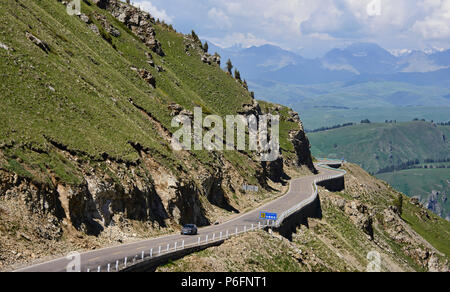 Schöne Straße 217 durch die Bayanbulok Grasland und Tian Shan, Xinjiang, China Stockfoto