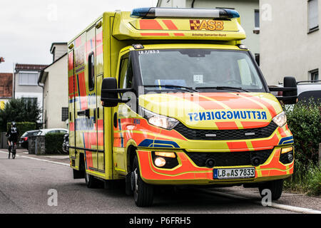 Rettungswagen des ASB im Einsatz - Krankenwagen während einer emergancy Stockfoto