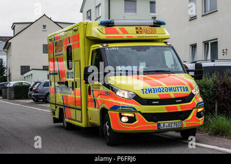 Rettungswagen des ASB im Einsatz - Krankenwagen während einer emergancy Stockfoto