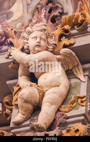 Barocke Engel Skulptur in der Kirche des Hl. Nikolaus und der hl. Petrus von Verona in Valencia, Spanien Stockfoto