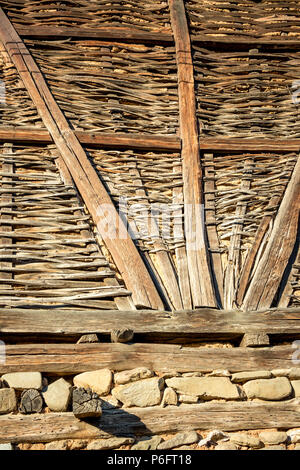 Mittelalterliches Haus Wand typische Bauweise für den Balkan von der bulgarischen Dorf Tschavdar in Stara Planina Stockfoto