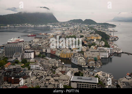 Wiederherstellung nach einem Großbrand im Jahre 1904 vor allem im Jugendstil Architektur und auf drei großen Inseln Ålesund einen touristischen Hotspot in Norwegen si gelegen. Stockfoto