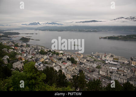 Wiederherstellung nach einem Großbrand im Jahre 1904 vor allem im Jugendstil Architektur und auf drei großen Inseln Ålesund einen touristischen Hotspot in Norwegen si gelegen. Stockfoto