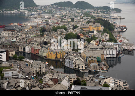 Wiederherstellung nach einem Großbrand im Jahre 1904 vor allem im Jugendstil Architektur und auf drei großen Inseln Ålesund einen touristischen Hotspot in Norwegen si gelegen. Stockfoto