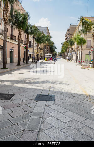 Brindisi, Italien - 30. April 2018: Sonniger Morgen in Corso Garibaldi mit einige Touristen in Brindisi (Italien) Stockfoto