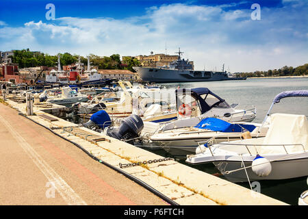 Brindisi, Italien - 30. April 2018: Porto di Brindisi con Barche e Kirchenschiff militare ormeggiata Nel Porto Stockfoto