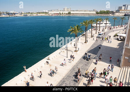 Brindisi, Italien - 30. April 2018: die Promenade am Hafen von Brindisi und Touristen Stockfoto