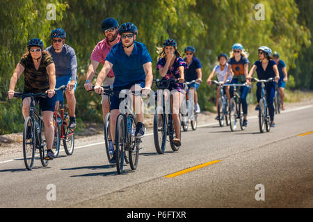 Mai 19, 2018, Ojai, CA, USA - Gruppe von Radfahrern ein Sonntag Morgen fahren, Ojai, Kalifornien Stockfoto