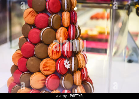 Makronen Tower, Pyramide - Sortiment Bunte macarons zum Verkauf in Candy Shop, Storefront mit Süßigkeiten, Cafe präsentieren. Traditionelle französische Mandel kuchen Gebäck. Vielzahl von Geschmacksrichtungen. Selektive konzentrieren. Stockfoto