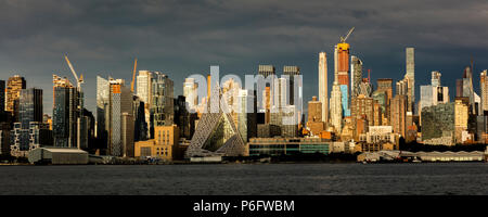 Juni 6, 2018 - NEW YORK, NEW YORK, USA - New York City und den Hudson River verfügt über 57 Gebäude (Verkauf dreieckigen) und die Skyline von Manhattan Stockfoto