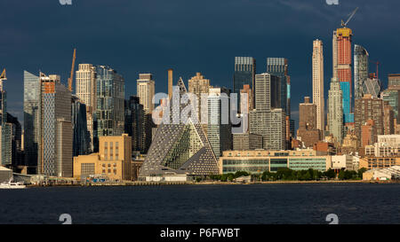 Juni 6, 2018 - NEW YORK, NEW YORK, USA - New York City und den Hudson River verfügt über 57 Gebäude (Verkauf dreieckigen) und die Skyline von Manhattan Stockfoto